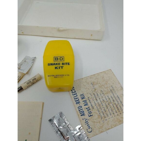 First Aid Kit Vintage - Curity First Aid Auto Reflector Kit. Kendall brand - Picture 4 of 7